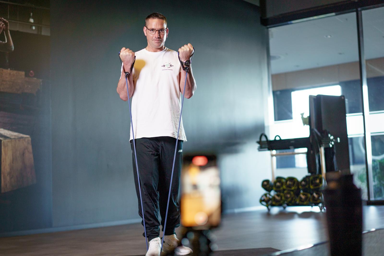 Andreas Vosse beim Training mit dem Widerstandsband im Studio in Lübeck
